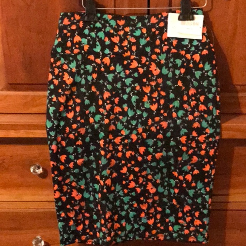 NWT SZ Medium Cassie